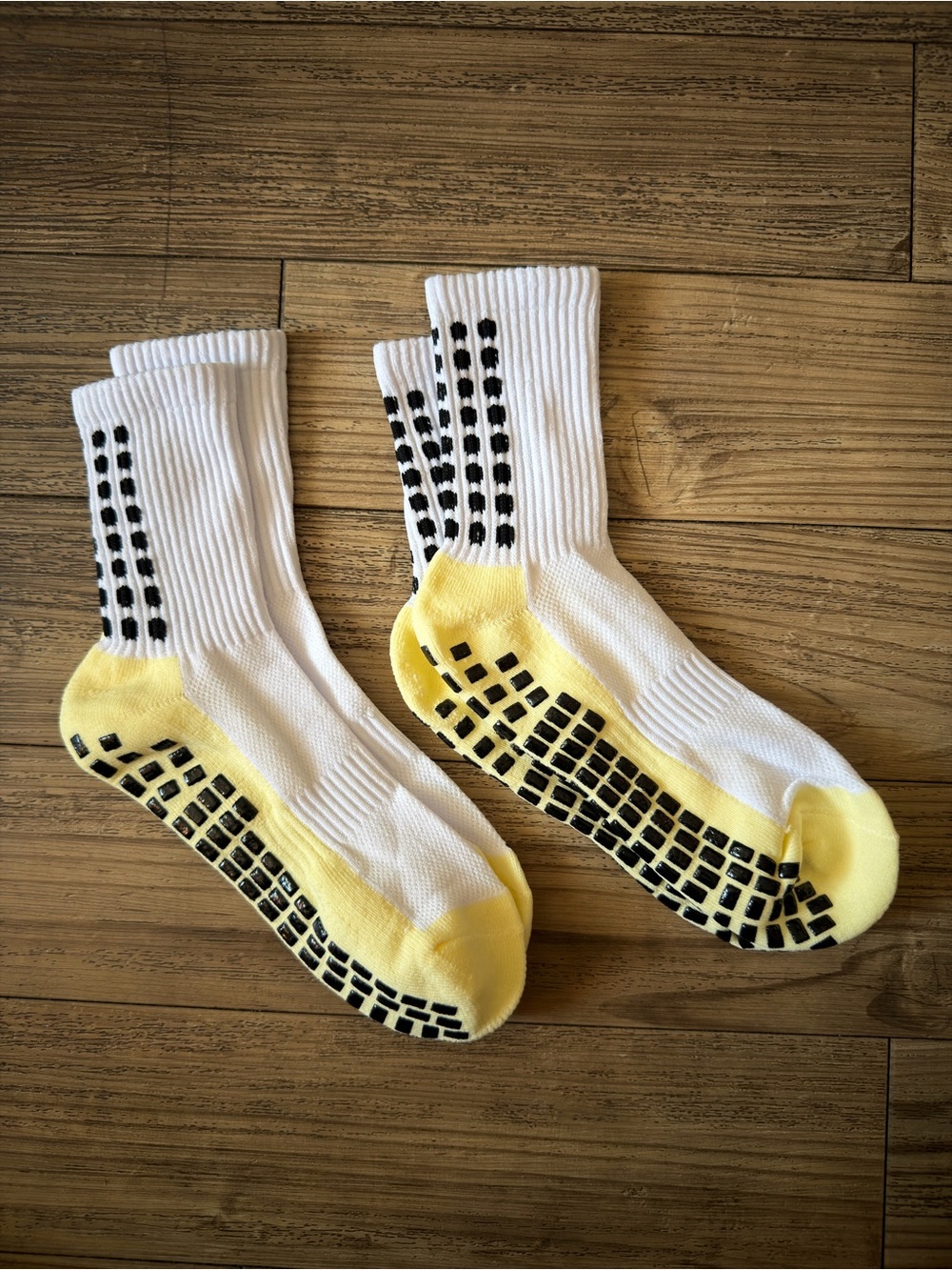Men’s Grip Crew Socks in White and Yellow